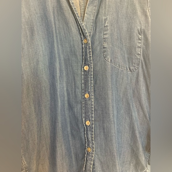 Bella Dahl blue chambray denim hidden pocket top, size small - Picture 6 of 7